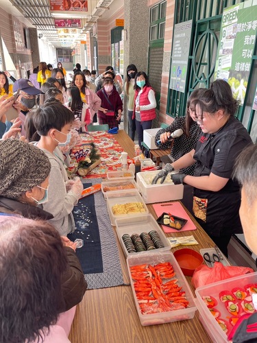 燕巢國中雙語冬令營邀長輩手作壽司敬老尊賢