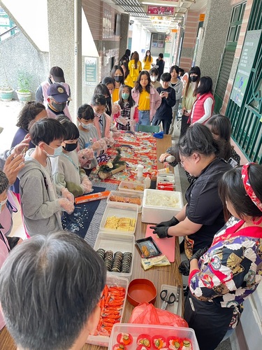 燕巢國中雙語冬令營邀長輩手作壽司敬老尊賢