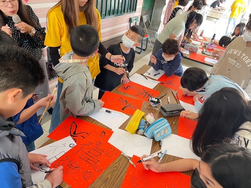 燕巢國中雙語冬令營邀長輩手作壽司敬老尊賢