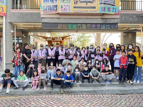 燕巢國中雙語冬令營邀長輩手作壽司敬老尊賢