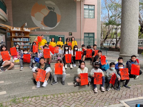 燕巢國中雙語冬令營邀長輩手作壽司敬老尊賢