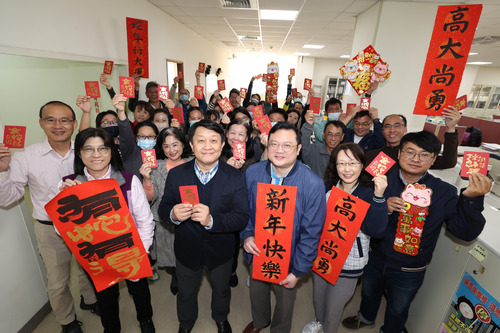 漾新聞|高雄大學新春團拜開工大吉致贈教職員「金蛇迎春」紅包