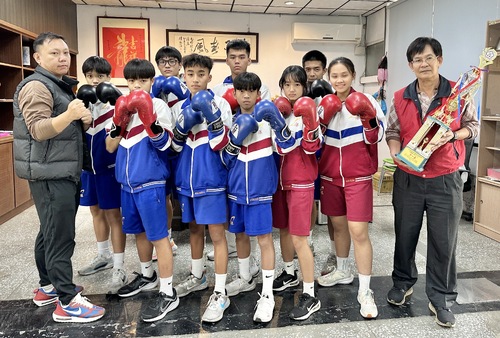 漾新聞|「最會跑的校長」鄭元順鼓勵運動健身並用雙腳做公益