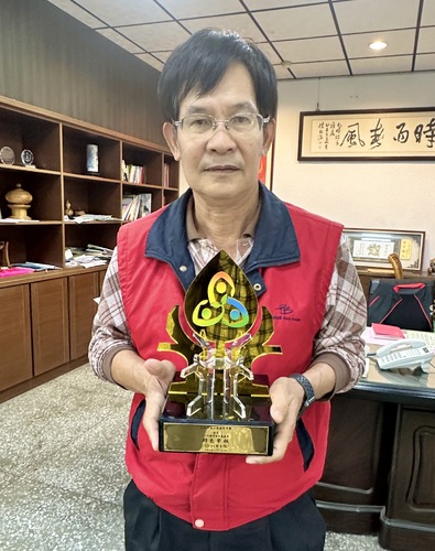 「最會跑的校長」鄭元順鼓勵運動健身並用雙腳做公益