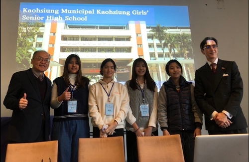 漾新聞|高雄女中與法國德薩伊中學精彩對談 國際交流激起智慧火花