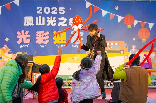 高雄市客委會主辦「2025鳳山光之季～光彩迎客」以創意燈飾結合客家文化獨特魅力。