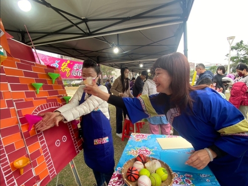 高雄市客委會主辦「2025鳳山光之季～光彩迎客」以創意燈飾結合客家文化獨特魅力。