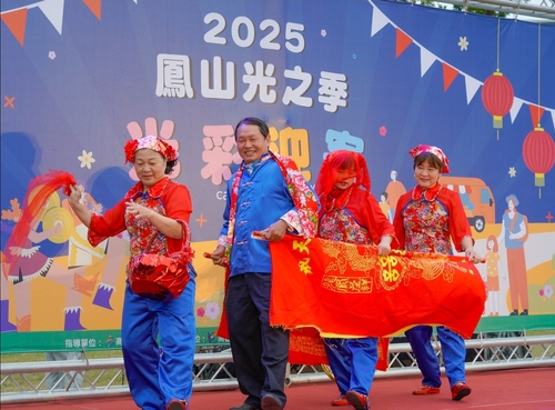 高雄市客委會主辦「2025鳳山光之季～光彩迎客」以創意燈飾結合客家文化獨特魅力。