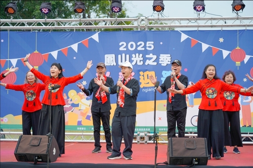 高雄市客委會主辦「2025鳳山光之季～光彩迎客」以創意燈飾結合客家文化獨特魅力。