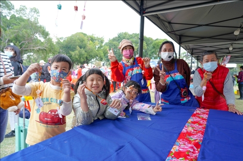 高雄市客委會主辦「2025鳳山光之季～光彩迎客」以創意燈飾結合客家文化獨特魅力。