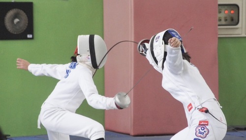 漾新聞|全國擊劍銳劍公開賽左中楊靜女子組二連霸 雄女校友台大生劉芸安公開組封后