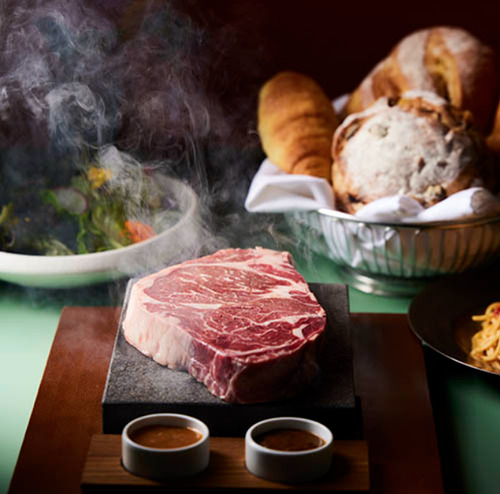 漾新聞|楠梓唯一岩燒牛排館「犝犝 燄牛排館」開幕！450°C高溫岩盤炙燒超吸睛