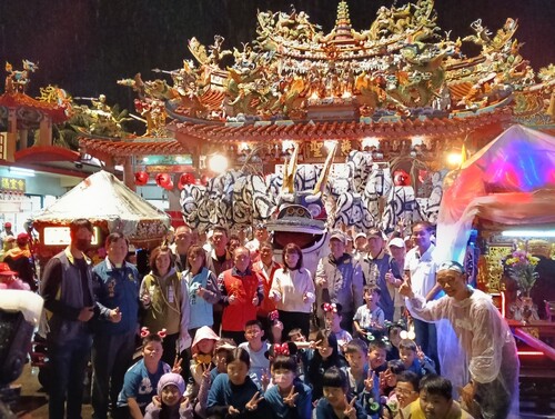 高客委楊瑞霞主委與美濃區農會總幹事鍾清輝共同扶龍