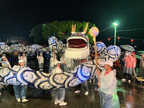 在繞庄活動前龍隊進行表演