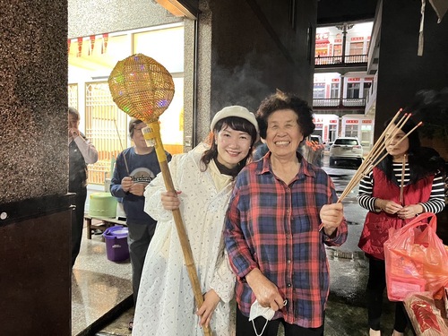 昨晚林生祥歌手全家也出來擺馬桌共襄盛舉，主委楊瑞霞與林生祥媽媽留影