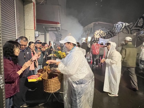 龍隊夥伴會到祝福，家家戶戶說吉祥話，民眾依俗會隨喜紅包，以前這種角色。叫搖錢樹、通常的祝福是：錢樹到你家，買田又買馬，. 錢樹到你屋，買田做樓屋