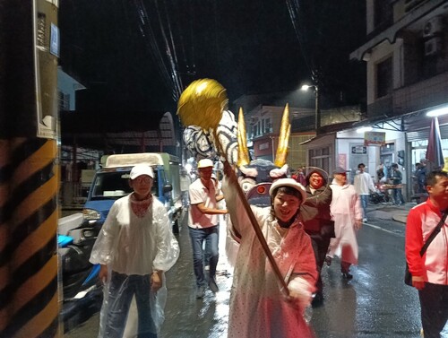 高客委楊瑞霞主委客串舞龍珠引領神龍遊庄