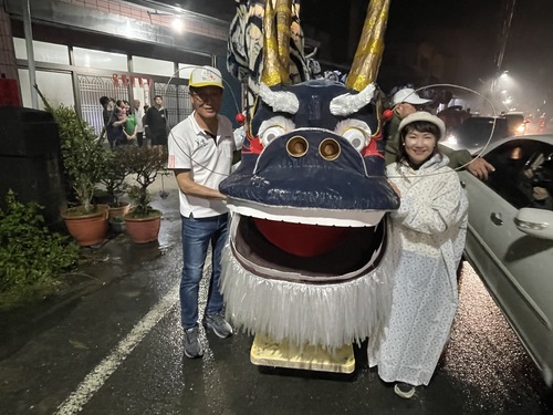 高客委楊瑞霞主委與美濃區農會總幹事鍾清輝共同扶龍