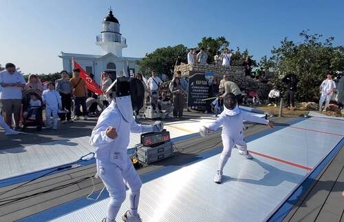 漾新聞|擊劍運動向下紮根！首屆劍橋盃全國擊劍賽在旗津燈塔 首創山上戶外親子運動一同健康
