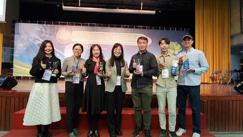 教育局主秘歐素雯與樹德家商2025得獎技職典範老師合影。（記者陳雯萍攝）