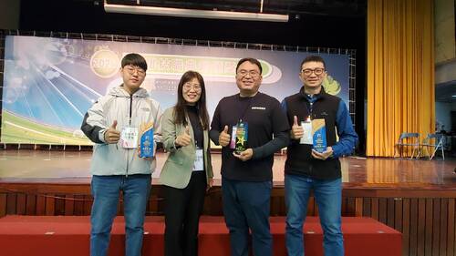 教育局主秘歐素雯與高雄高工2025得獎技職典範老師合影。（記者陳雯萍攝）