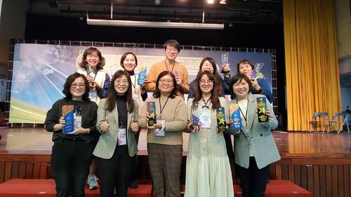 教育局主秘歐素雯與三民家商校長王雪娥及2025得獎技職典範老師合影。（記者陳雯萍攝）