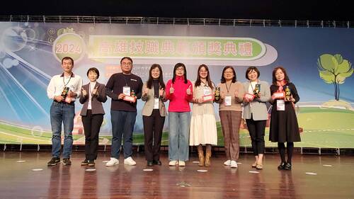 教育局主秘歐素雯與海青工商校長黃珮玉及2025得獎技職典範老師合影。（記者陳雯萍攝）