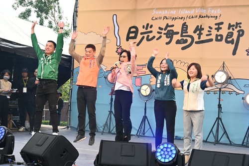 漾新聞|康裕成議長率議員活力一跳 以熱情歡迎世界友人