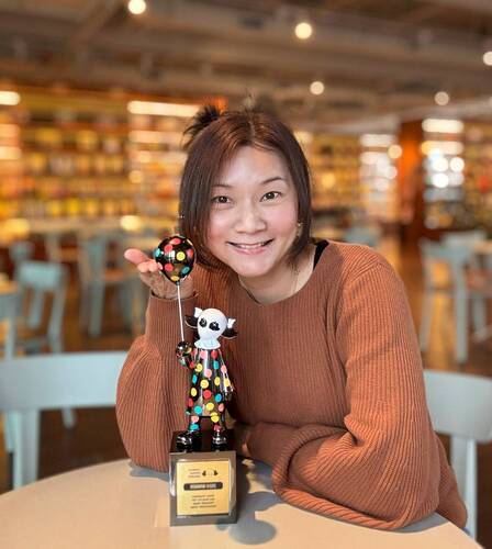 漾新聞|擅長東方獨特性 義守大學蔡孟㯣老師勇奪IAA倫敦設計獎金獎