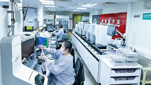 漾新聞 | 高醫導入亞洲首套超高速檢體傳輸 AI助攻縮短等候時間