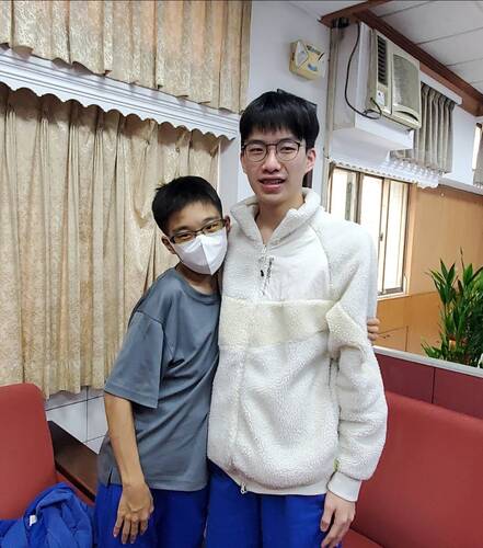 漾新聞|在大考中見友誼！通知錄取但他自動放棄了 讓體弱多病的同學遞補上國立大學 高市校園傳佳話！