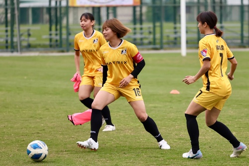 陳其邁探班高雄先鋒女足 目標衛冕木蘭聯賽冠軍