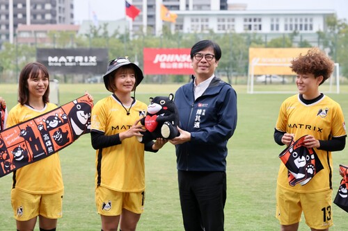 陳其邁探班高雄先鋒女足 目標衛冕木蘭聯賽冠軍