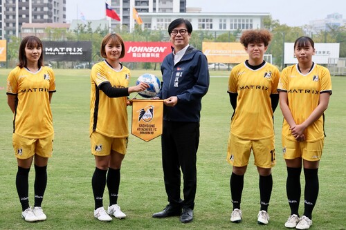 陳其邁探班高雄先鋒女足 目標衛冕木蘭聯賽冠軍