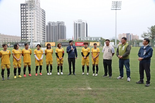 陳其邁探班高雄先鋒女足 目標衛冕木蘭聯賽冠軍