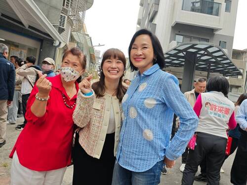 漾新聞|柯志恩第一個與議員許采蓁聯合服務處揭牌 70多位里長力挺祝賀