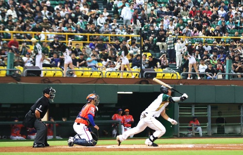 漾新聞 | 「台鋼VS.岱鋼」！2025港都台日親善交流戰開打 陳其邁開球