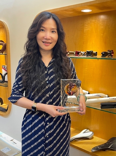 高雄市圖書館推薦熱心閱讀公益的義達貿易與冠瑞特裝車奪社會服務獎