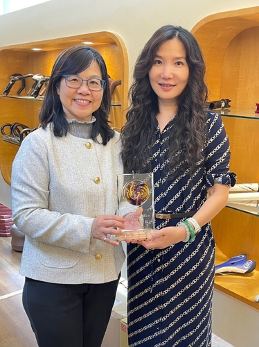 高雄市圖書館推薦熱心閱讀公益的義達貿易與冠瑞特裝車奪社會服務獎