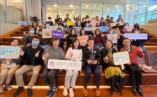 高雄市圖書館推薦熱心閱讀公益的義達貿易與冠瑞特裝車奪社會服務獎