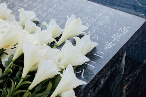 現場來賓留下致意的野百合鮮花。(高史博提供)