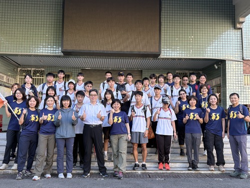 漾新聞|登旗尾山走入成人門  文山高中成年禮汗水中展開