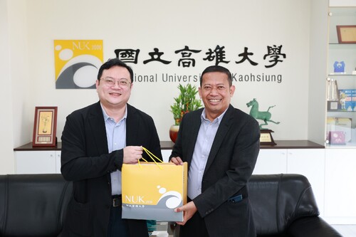 高雄大學行政副校長暨國際長吳行浩（左）代表校方歡迎 Diponegoro大學校長Prof. Dr. Suharnomo, S.E., M.Si.一行到訪