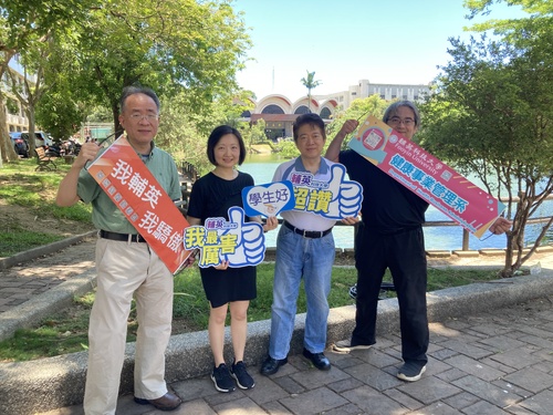 健管系陳雅凉在輔英優美校園中與師長合影留念。