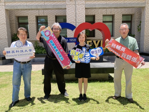 健管系陳雅凉在輔英優美校園中與師長合影留念。