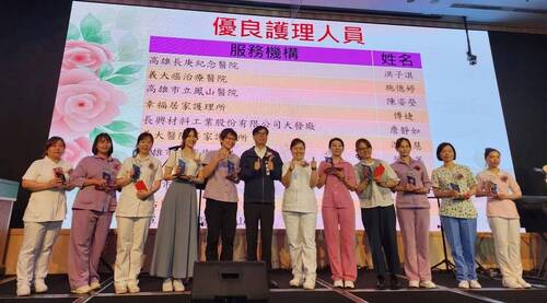 健管系碩士班傅婕(左四)接受陳其邁市長表揚與合影留念。