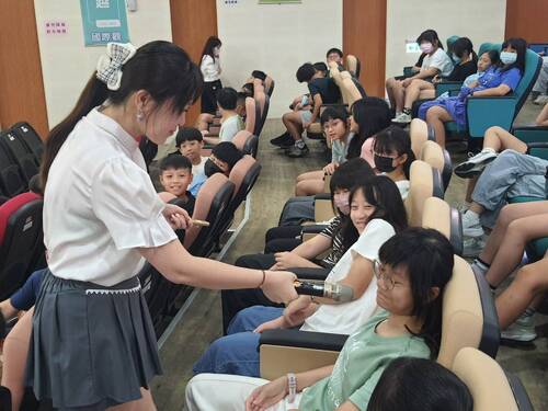 漾新聞|畢考後送上第一份畢業禮 河堤國小邀網紅老師分享「機智的國中生活」