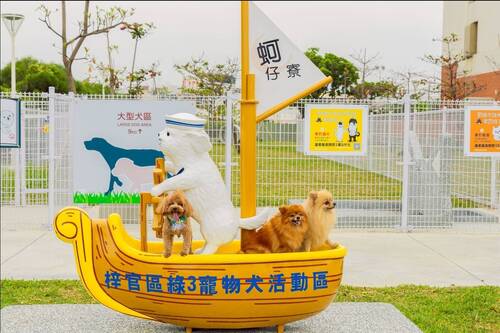 梓官「綠3寵物活動區」入口意象，以穿戴水手服領航的馬爾濟斯為代表。