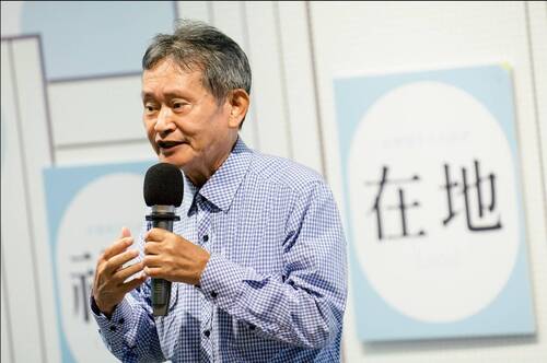 春暉出版社陳坤崙社長代表「造書者」展覽致詞，分享閱讀開啟他對於文學出版的熱情，成為他投入一生的志業，也期待能帶給文學新進更多啟發。圖／高雄市立圖書館提供