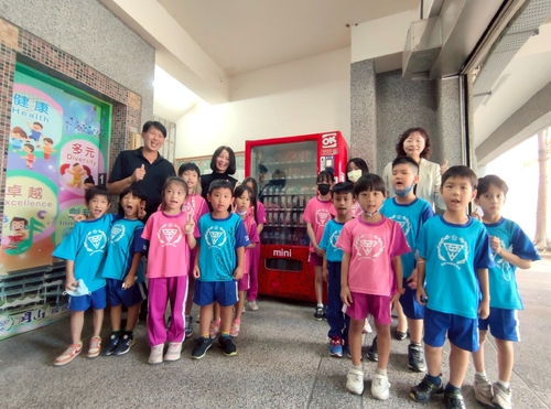 漾新聞|實現小市長政見！岡山國小把智慧販賣機搬進了校園 數位支付學生樂透